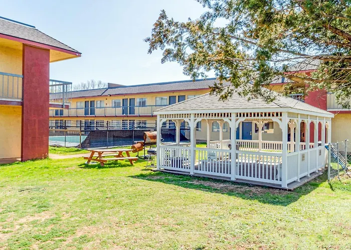 Castle Inn & Suites By Oyo Chickasha