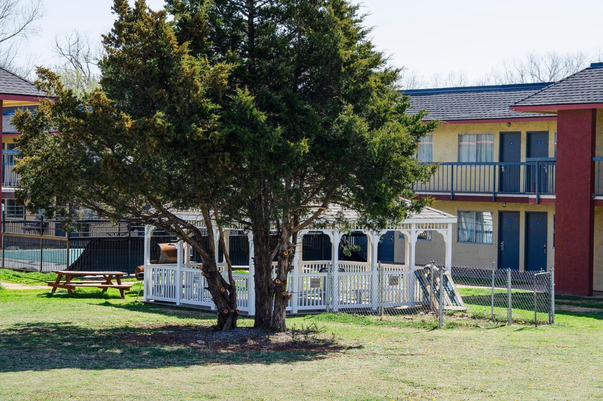 Castle & By Oyo Motel