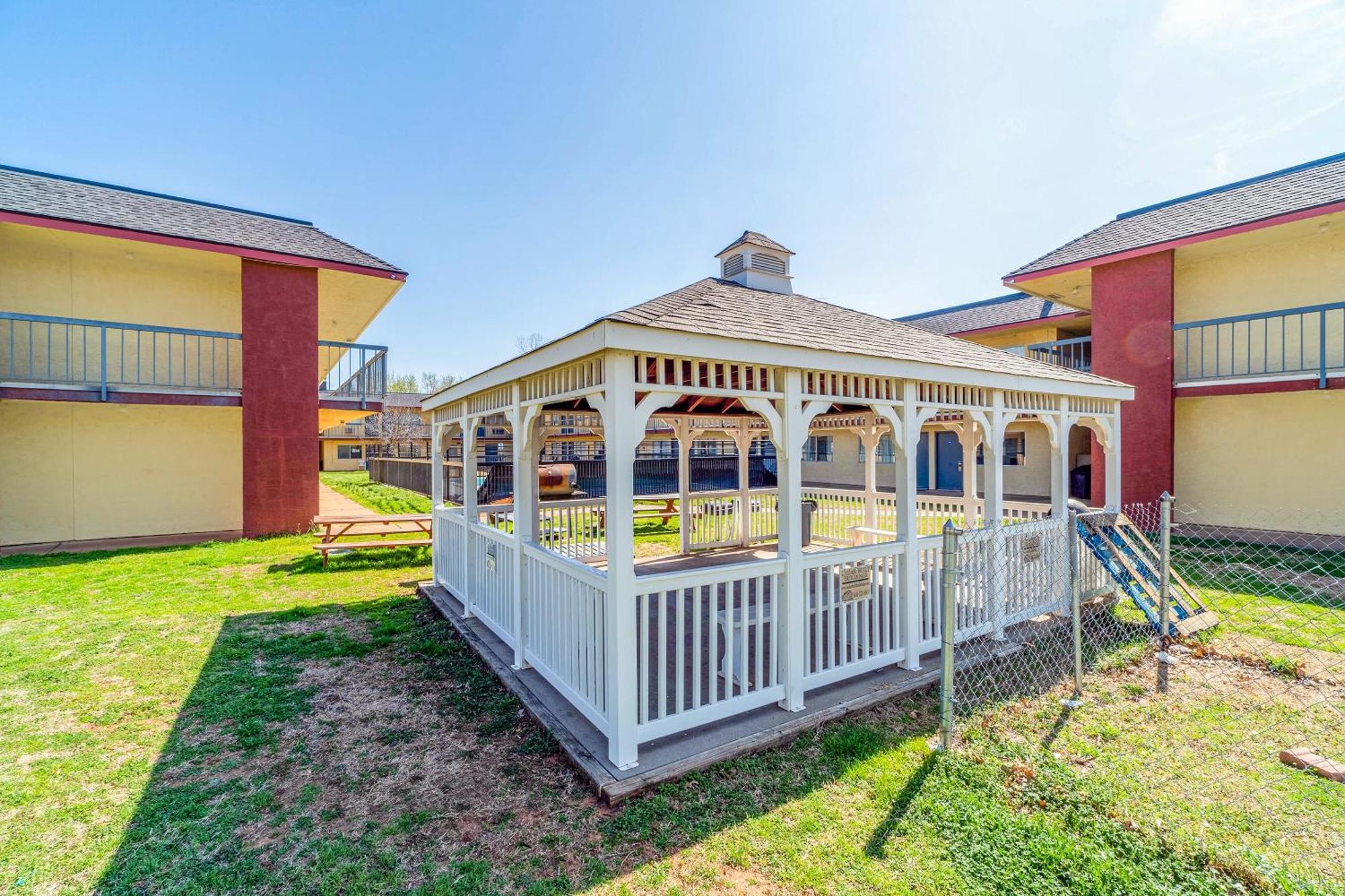 Motel Castle & By Oyo Chickasha