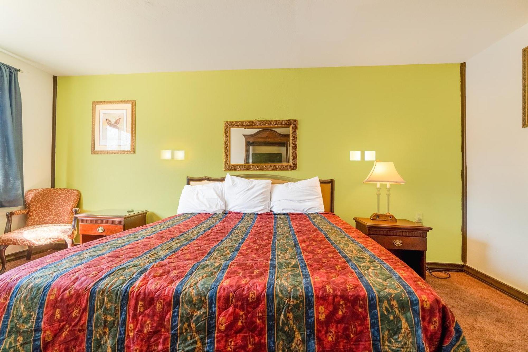 Castle & By Oyo Motel Chickasha