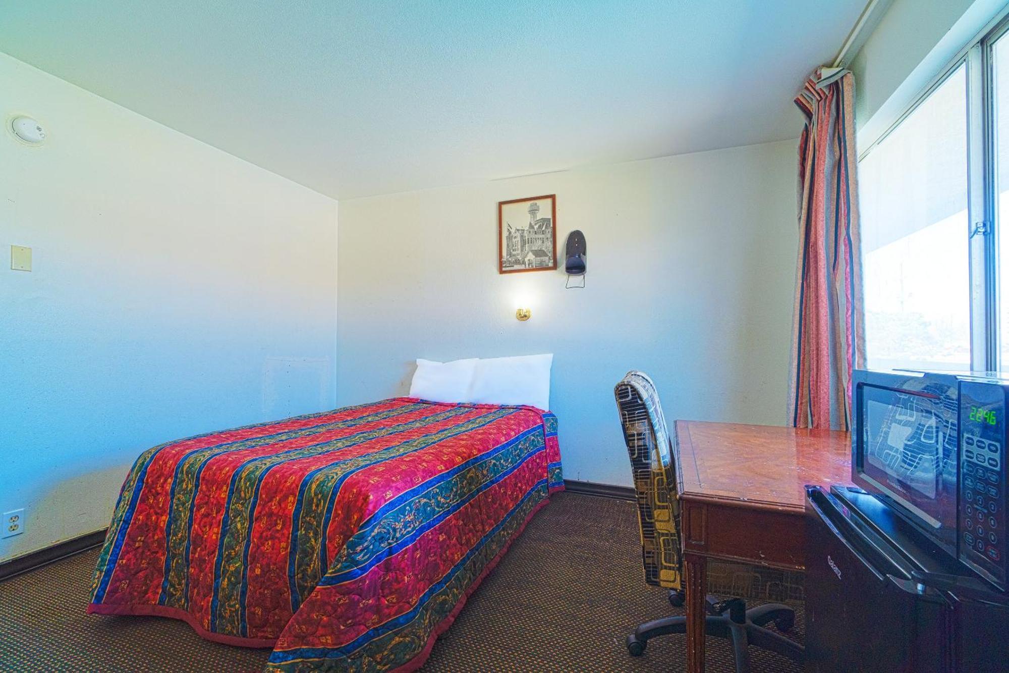 Castle & By Oyo Motel Chickasha