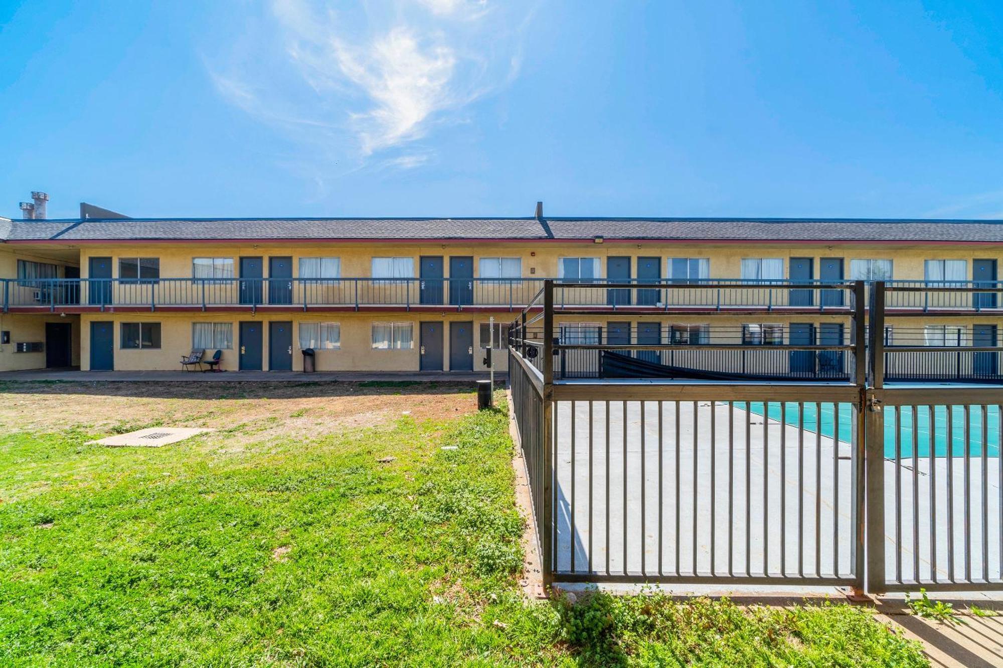 Castle & By Oyo Motel Chickasha