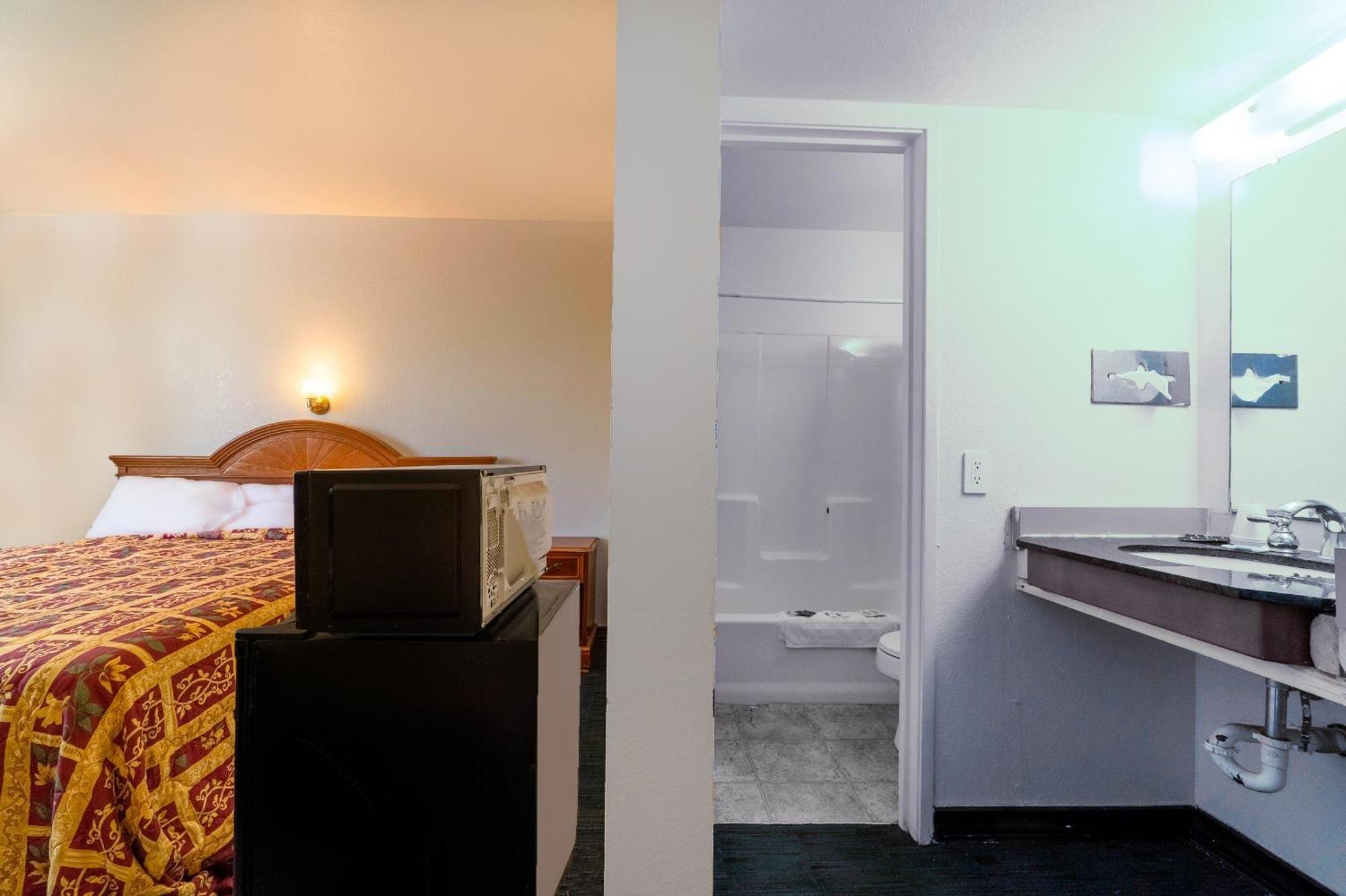 Motel Castle & By Oyo 2*