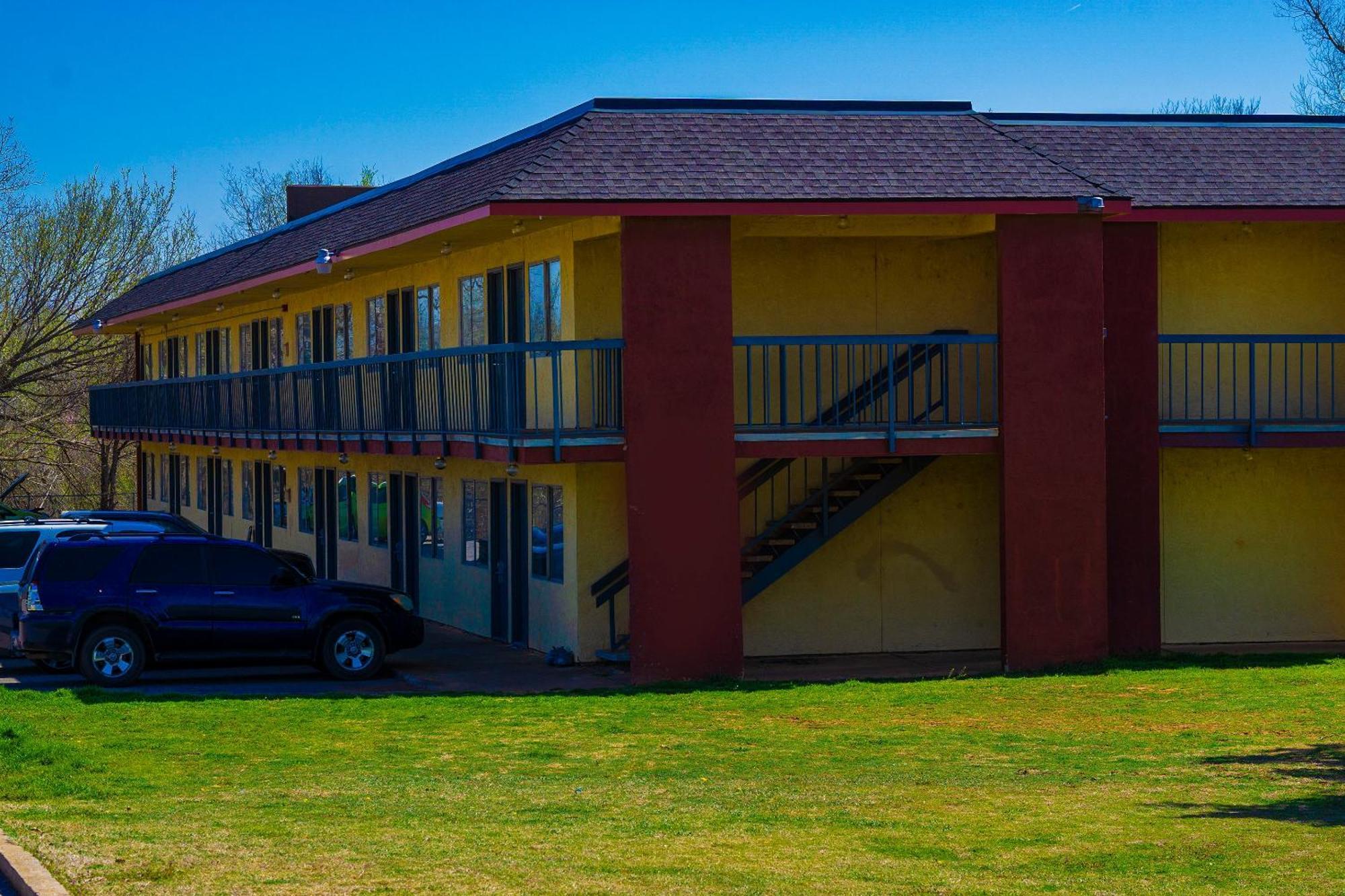 Castle & By Oyo Motel