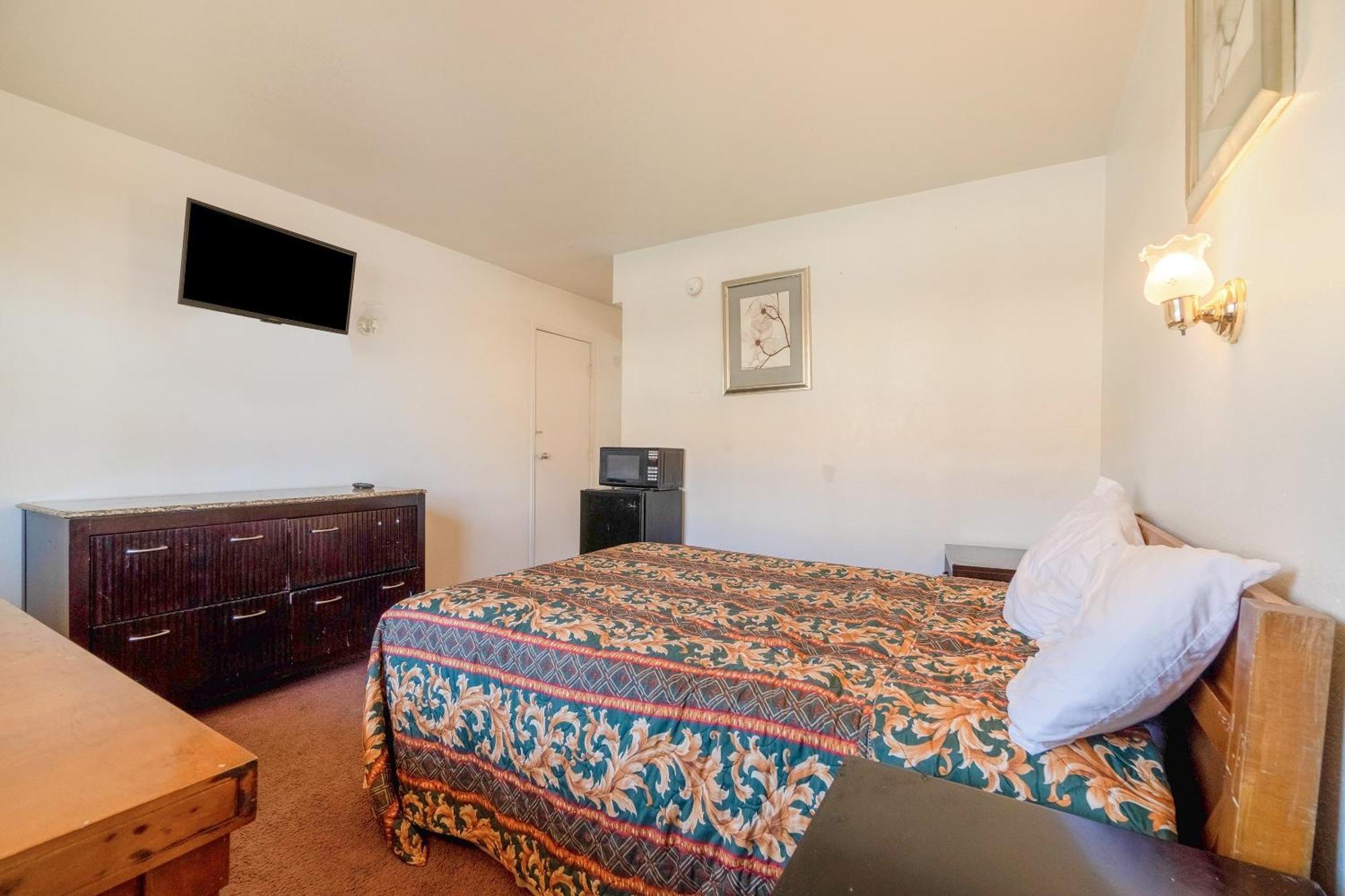Castle & By Oyo Motel Chickasha